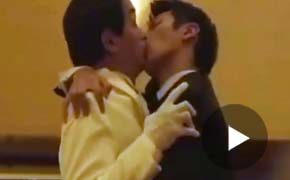 婚礼现场激吻新郎