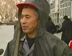 爱岗敬业的排污工人