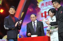 保剑锋送老人长寿面