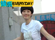 马伊琍携女就餐缺文章