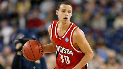 年轻的变态准!2008NCAA八进四库里狂飙25分