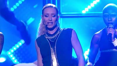 <em>黑衣侠大战眼镜妹</em>(我的项链两千多 年度神曲逆