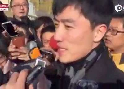 [视频]现场:刘翔现身两会被记者围堵 大喊姚明来了