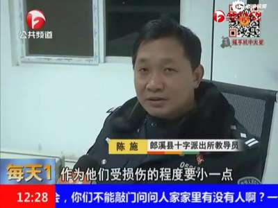 [视频]监控：3青年为受伤程度小点碰瓷农用拖拉机