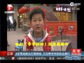 [视频]8岁男童街头打鼓卖艺 为带爷爷奶奶旅行