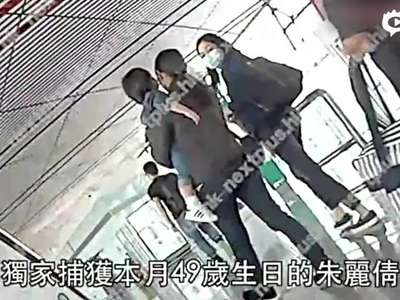 [视频]港媒曝刘德华3岁女儿近照 大眼鼻梁高