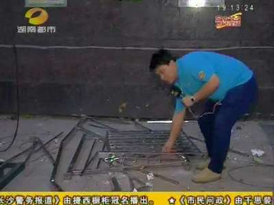 十楼防盗窗意外坠落 砸中骑电动车男子