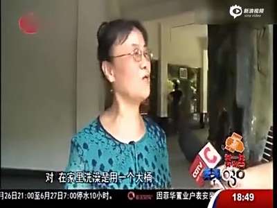 [视频]老夫妻养百斤巨蟒 每天推车运出在小区散步