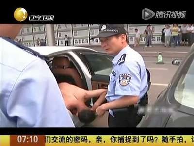 [视频]实拍男子车内行窃误反锁 闷热难当联系车主求救