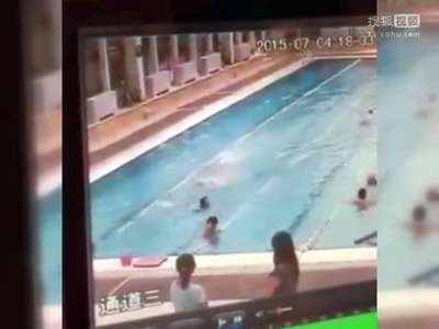 [视频]监拍4岁女童横穿泳道 被外籍男子举起扔到水中