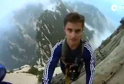 [视频]实拍外国小伙第一视角拍摄华山栈道漫步