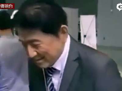 [视频]安倍“道歉”机器人亮相上海 不停鞠躬认错