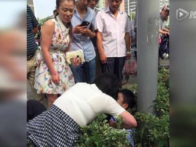 [视频]南京女子开奔驰逆行遭罚款 怒撕交警裤子