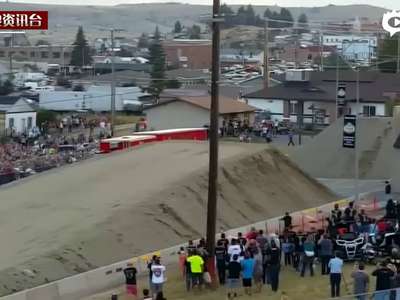 [视频]破世界纪录！ 美男子驾卡车飞越51米长鸿沟