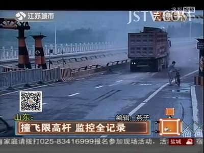 [视频]货车撞飞限高杆 监控全记录