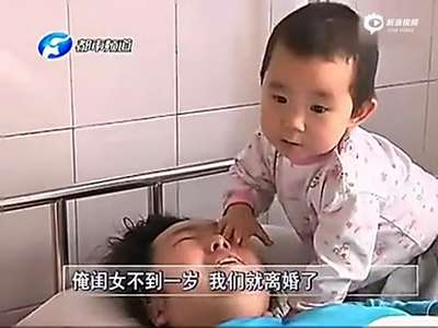 [视频]3岁女童独自照顾出车祸母亲 外公外婆车祸双亡