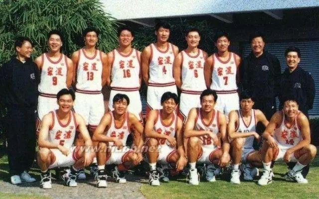 ▼ 1995年宏远男篮全家福,你认识几个?