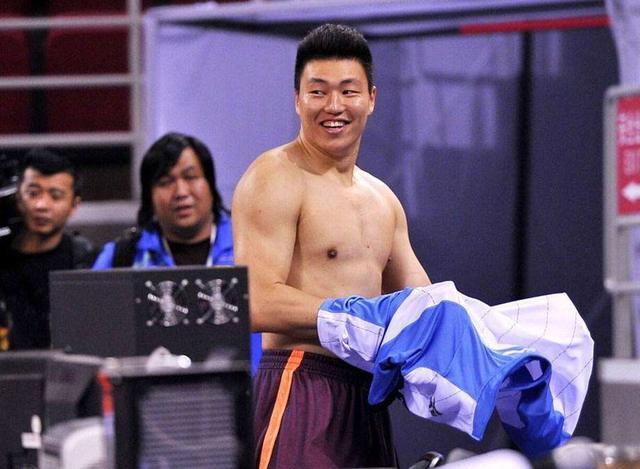 看了李根背打汤普森这一球,就知道CBA和NBA