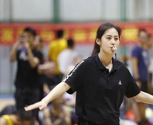 比篮球宝贝还美丽美女裁判cba完胜nba容貌美似王祖贤