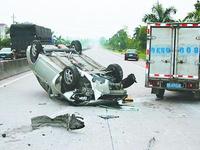 监拍警车转身掉头离去