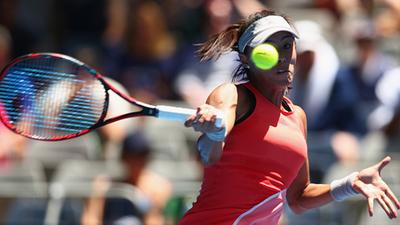 暖心奶爸带2岁女儿滑雪 旋转跳跃太美丽