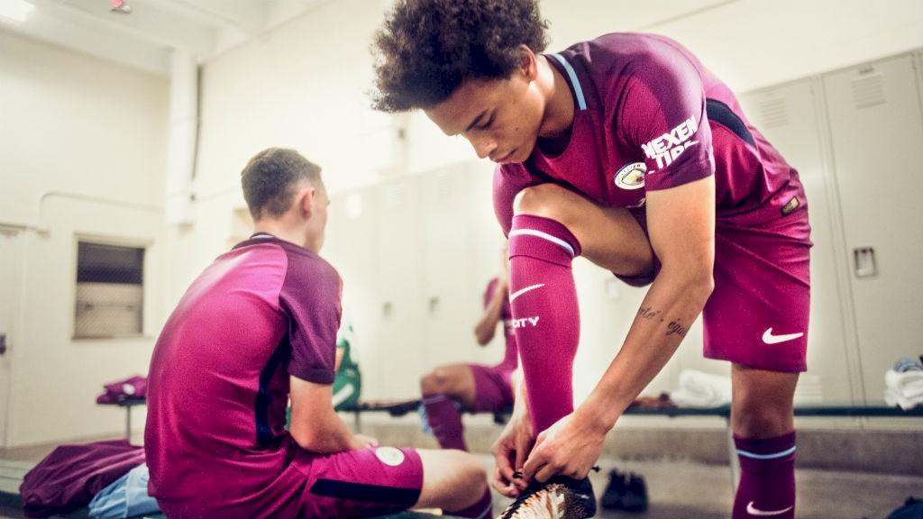 曼城发布新赛季客场球衣 酒红色搭配简洁风