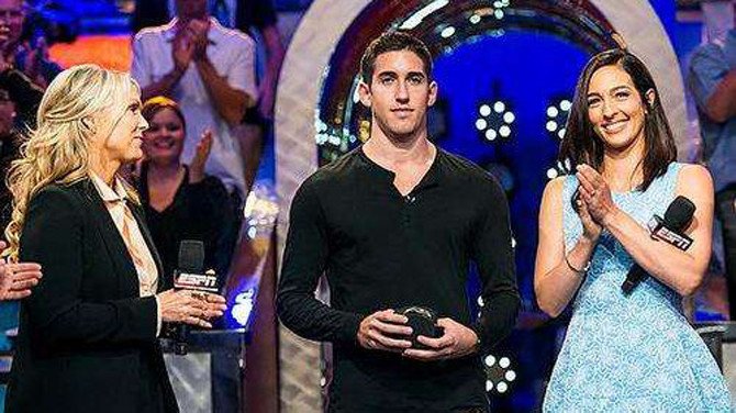 德州扑克职业玩家的标配:墨镜、口罩、套头衫