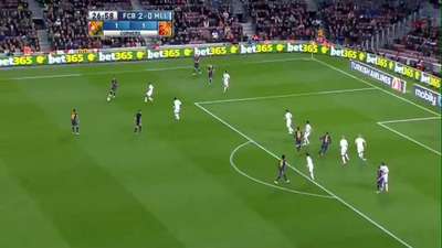 巴萨球员禁区撞墙配合 小白完成射门被守门员