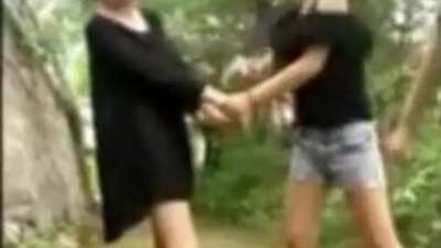 实拍女生被2名黑衣女狂扇耳光 被逼下跪磕头