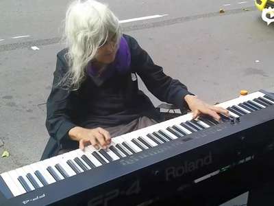 [视频]墨尔本街头流浪老奶奶弹钢琴 优美旋律感动网友