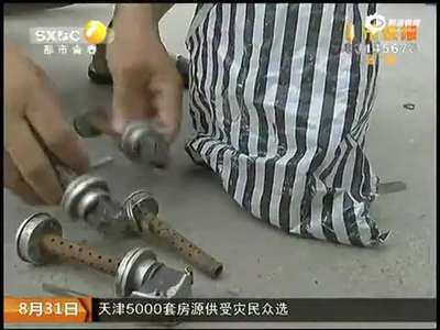 [视频]乘客坐出租落下包 司机打开发现高射炮弹