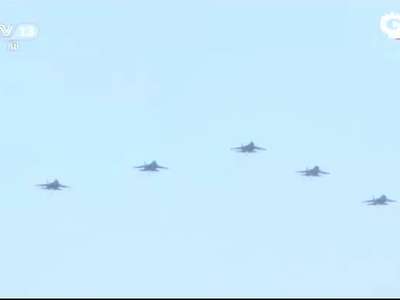 [视频]舰载机梯队接受检阅 歼15战机排V字飞过天安门