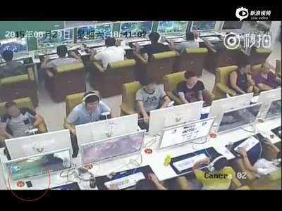 [视频]网吧监控拍下离奇盗窃：男子隔空“吸”走手机