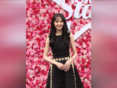 [视频]郑爽穿黑裙亮相心情好 受新恋情滋润笑容甜美