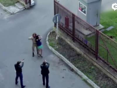 [视频]俄罗斯大兵不知是在拍电影 夺枪上演英雄救美