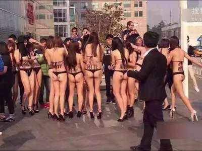 [视频]北京又现低俗营销大批美女身穿比基尼游走街头