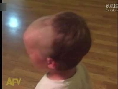 [视频]调皮小男孩用爸爸剃须刀理了个爆笑发型