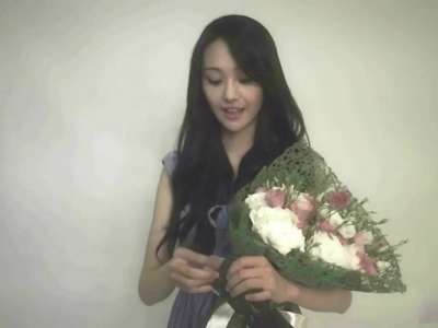 [视频]郑爽尖下巴抢镜 已经瘦到撑不起衣服