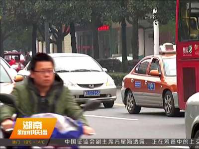 株洲：司机开车时弯腰捡手机  撞死横穿马路老人