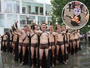 外籍半裸男扮斯巴达