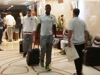 AC米兰抵达深圳 球迷痴心守候德比战一触即发