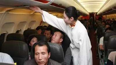 <em>空姐身着睡衣</em>现身飞机客舱 呼吁关注睡眠质量