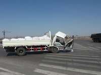 监拍货车遭撞击旋转多圈