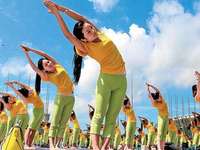 一大波美女齐做瑜伽