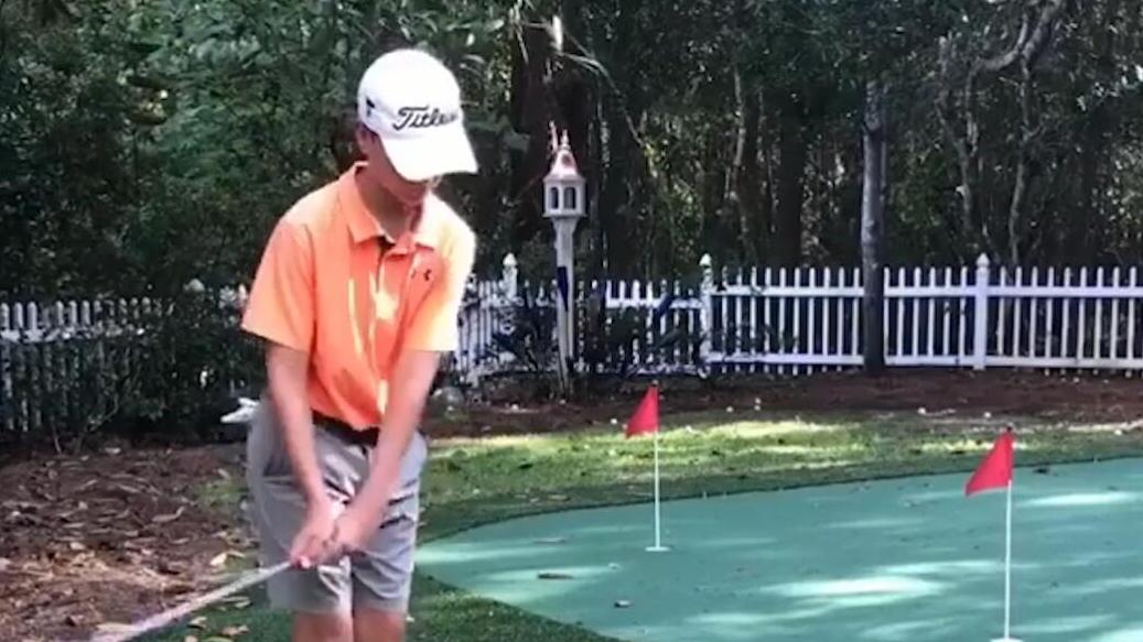 宝刀不老无影腿 大妈公园锻炼健身器材上高难度劈叉