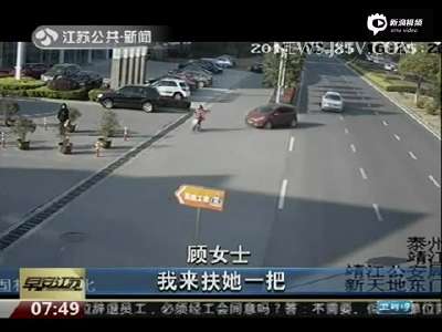[视频]监控：老太骑车摔倒女子扶起遭讹 老太咬定被撞