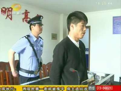 长沙五星村小区：怀疑邻居撞坏大门 男子酒后狂砸邻居车