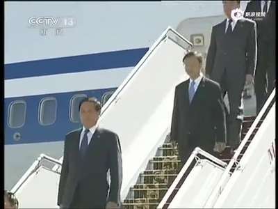 [视频]习近平彭丽媛抵白俄罗斯 走下舷梯蘸盐品尝面包