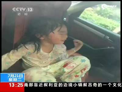 [视频]粗心父亲将女童锁车内50分钟 民警破窗救人