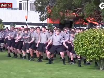 [视频]新西兰1700名学生跳战舞为逝世老师送行